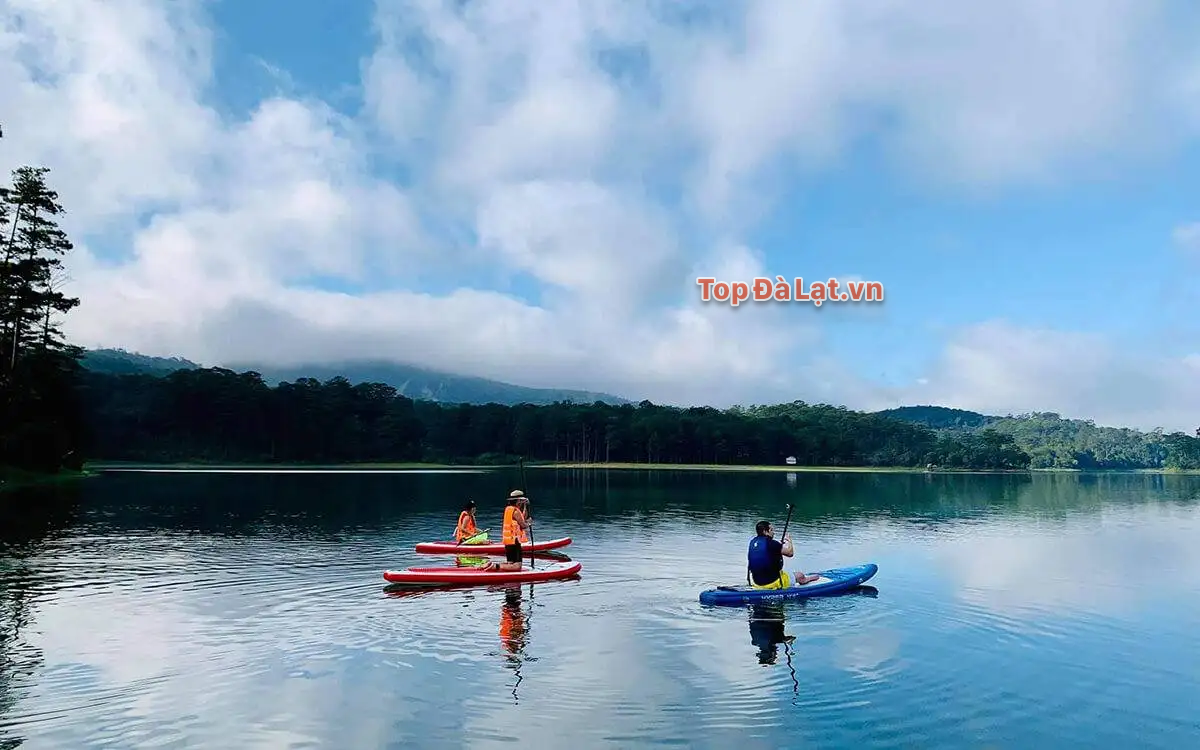 Tại đây bạn có thể chèo thuyền Kayak trên Hồ Tuyền Lâm